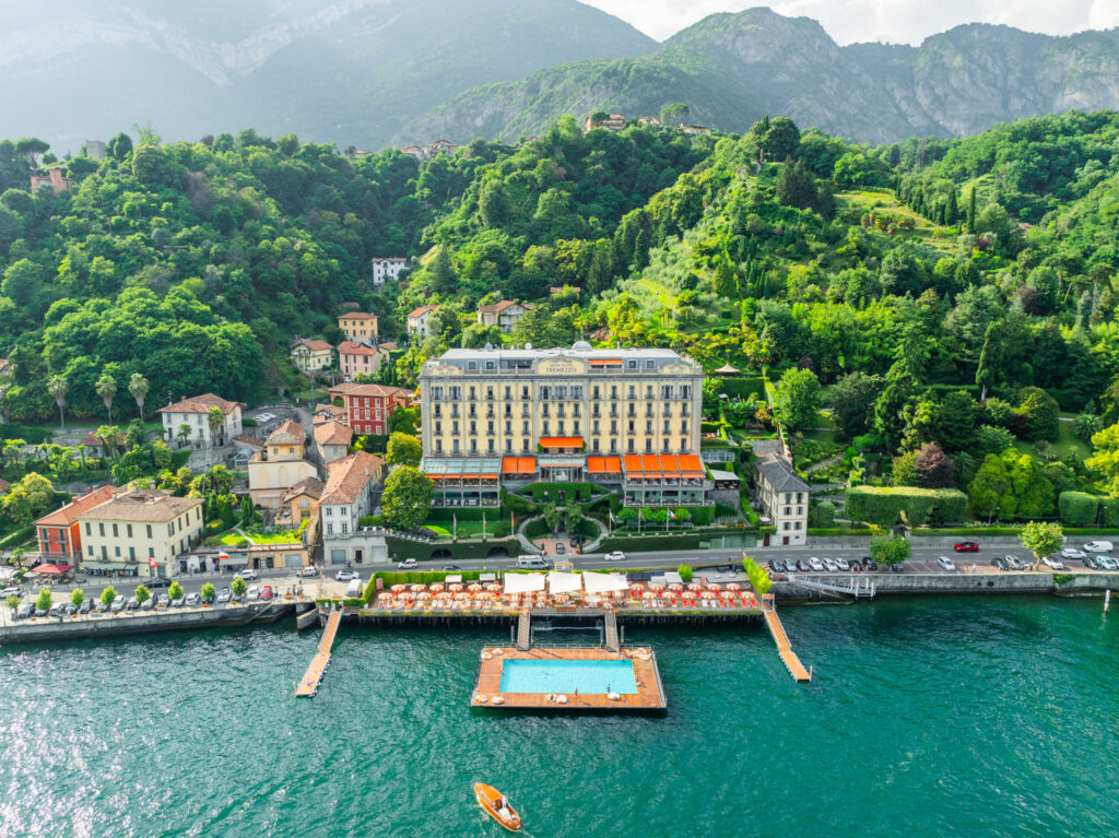 Die 10 schönsten Hochzeitslocations am Comer See 15 Ein großartiges Hotel am See mit einem schwimmenden Pool, umgeben von üppig grünen Hügeln und Bergen - ein wahres Luxusziel, perfekt für eine unvergessliche Hochzeit im Ausland.