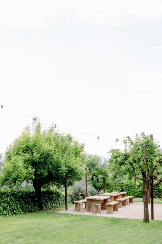 Sitzgelegenheit im Garten der Hochzeitslocation