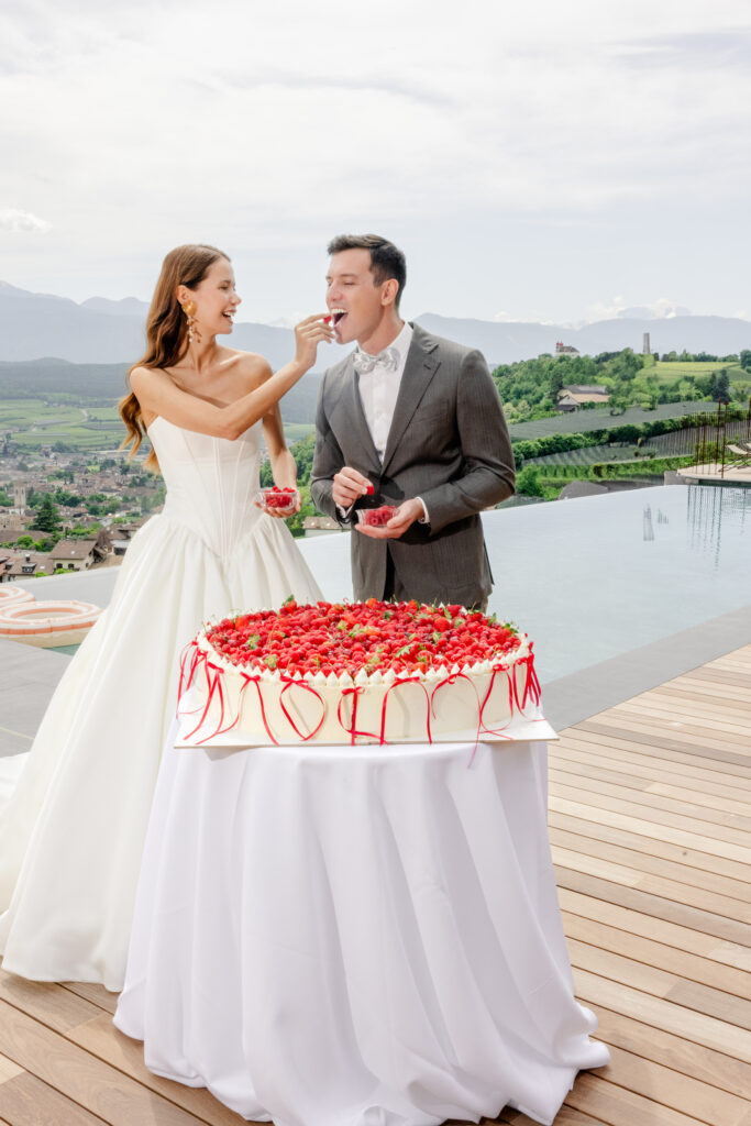 Hochzeitstorte am Pool