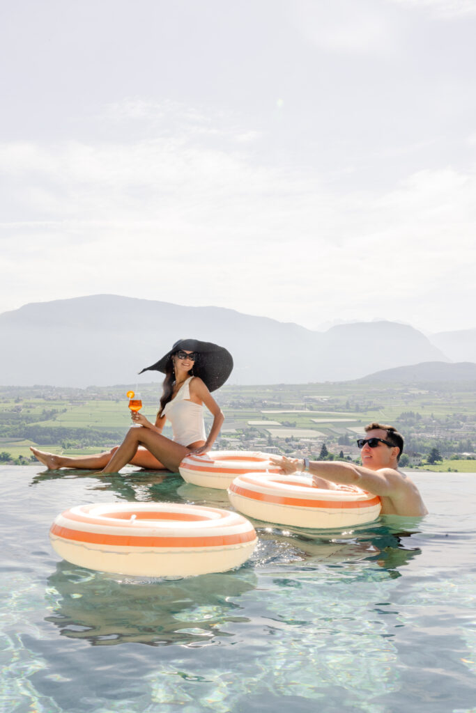 Hochzeitslocation mit Pool und Aussicht auf Berge