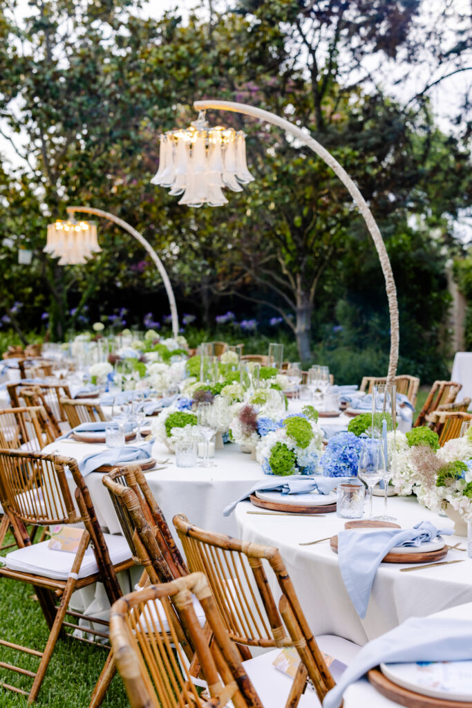 Hochzeitsdekoration mit Blumen und Lampen im Freien