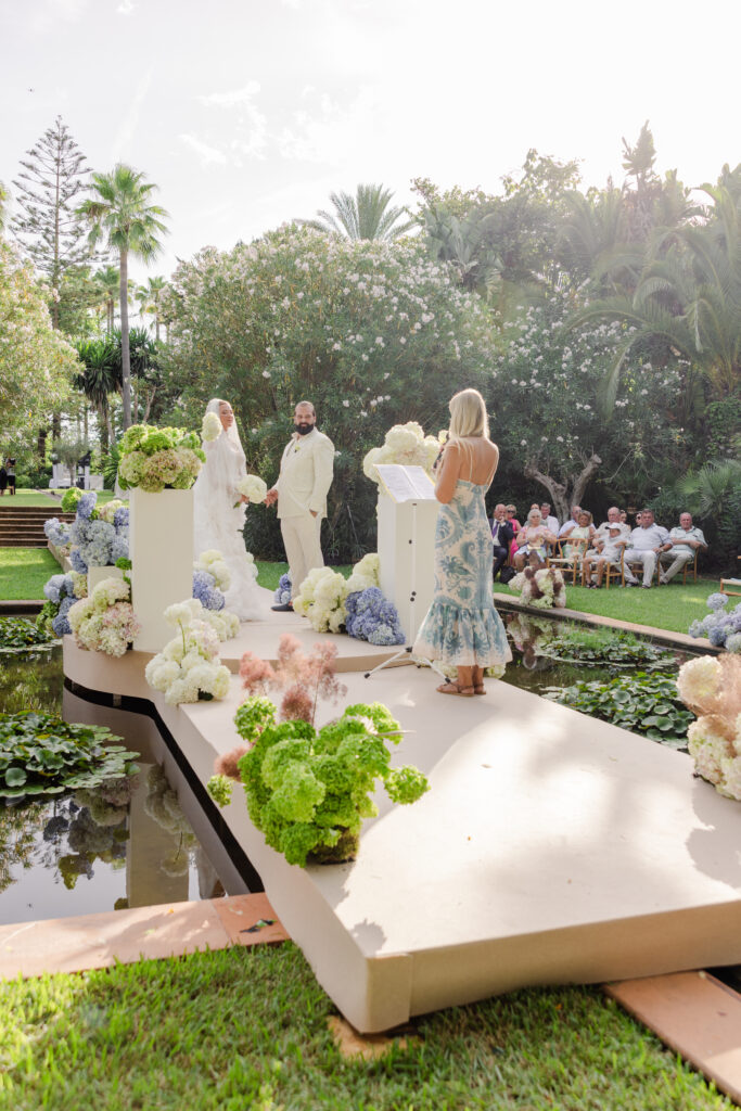 Freie Trauung über einem Teich