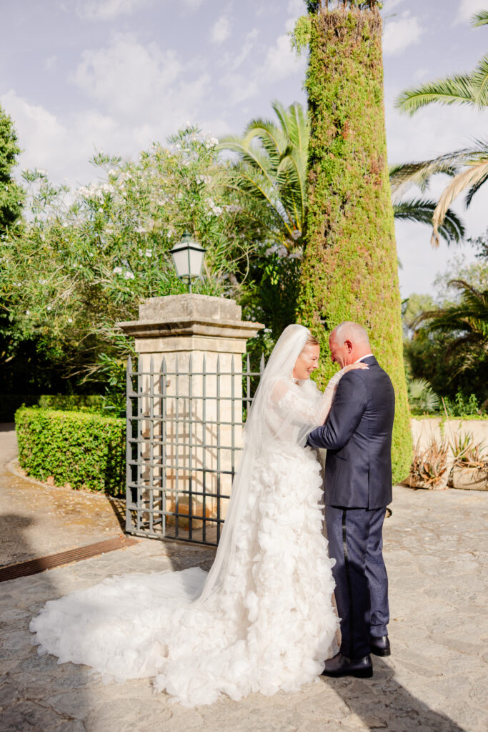 Vater sieht seine Tochter im Brautkleid