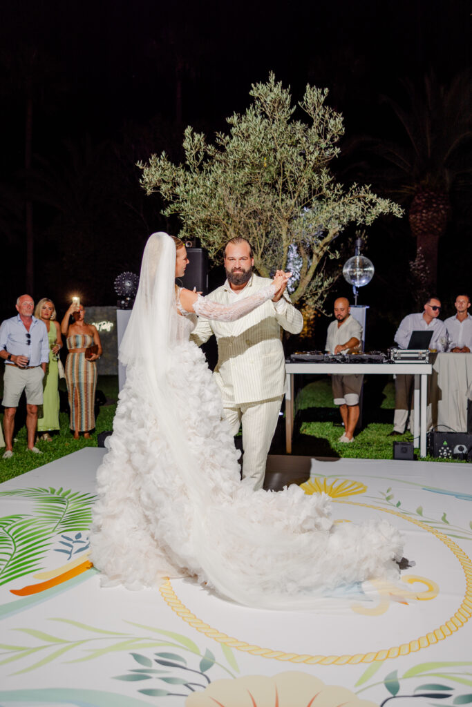 Hochzeitstanz im Freien am Abend