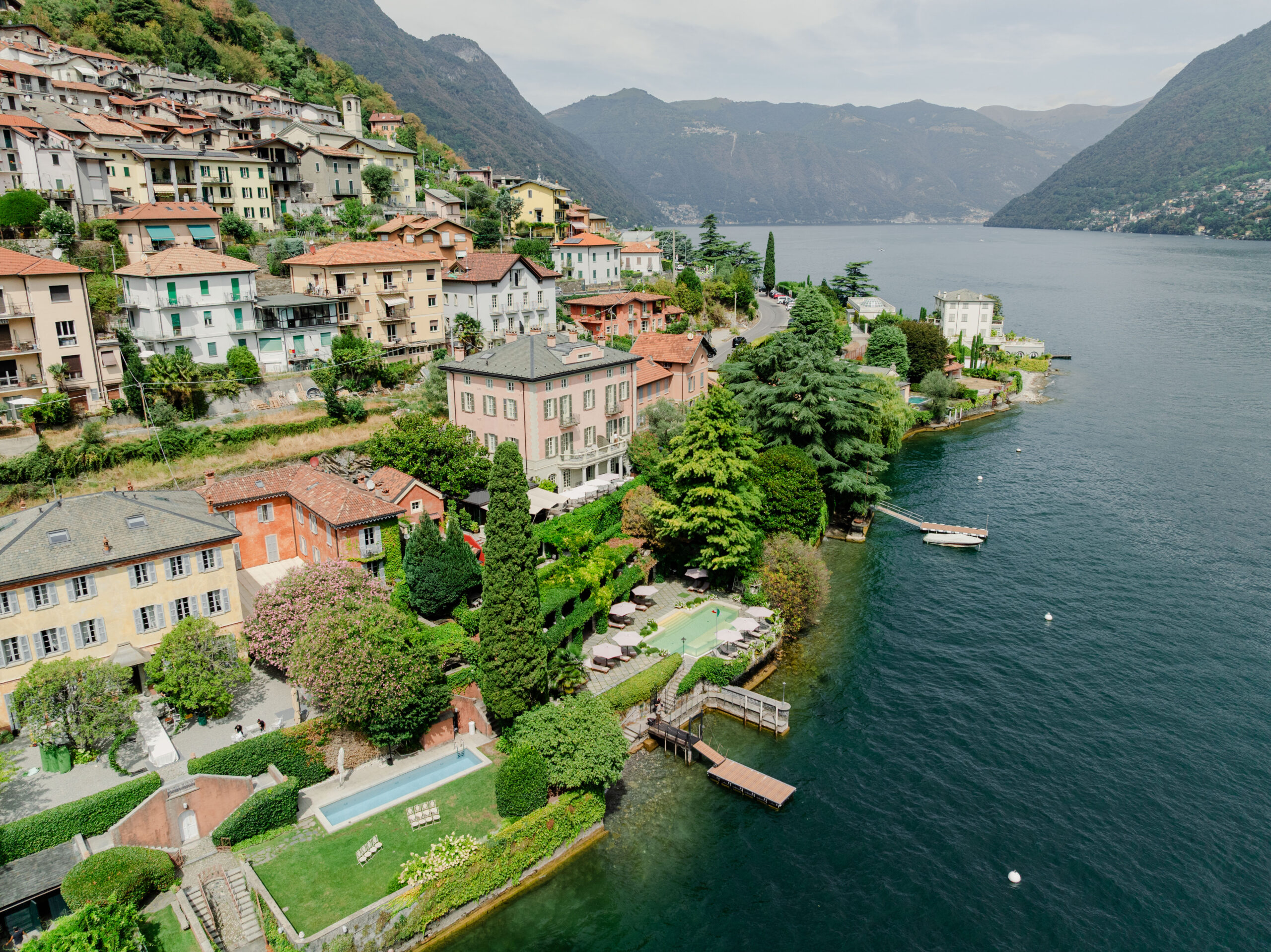Luftaufnahme der farbenfrohen Häuser des Relais Villa Vittoria am Comer See.