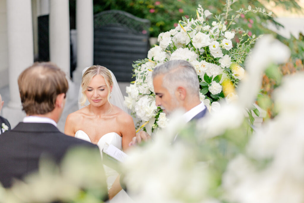Hochzeitslocation Relais Villa Vittoria am Comer See – Intime Hochzeit in einer historischen Villa 21 Ein Brautpaar steht während einer Trauung im Relais Villa Vittoria vor dem Standesbeamten.
