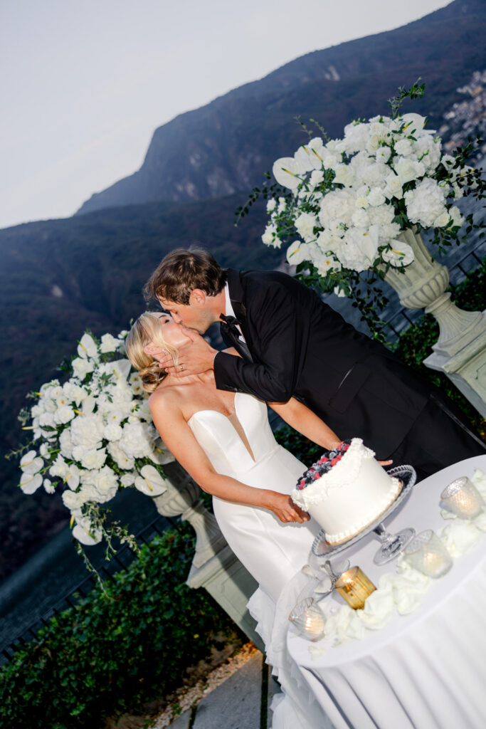 Hochzeitslocation Relais Villa Vittoria am Comer See – Intime Hochzeit in einer historischen Villa 6 Das Brautpaar küsst sich beim Anschneiden der Hochzeitstorte im Relais Villa Vittoria.