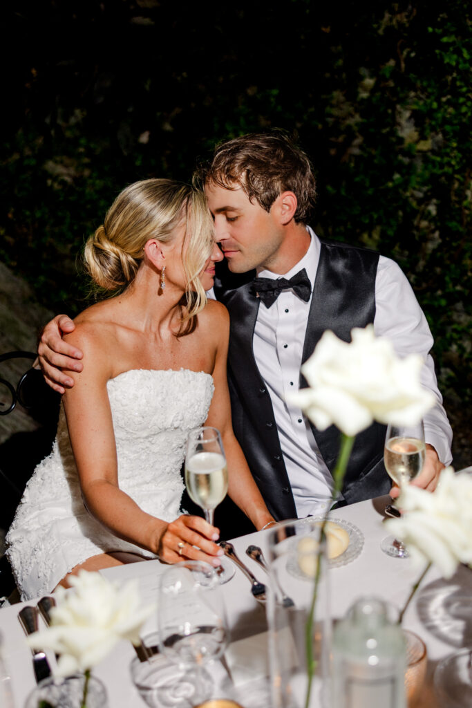 Hochzeitslocation Relais Villa Vittoria am Comer See – Intime Hochzeit in einer historischen Villa 9 Ein Brautpaar in festlicher Hochzeitskleidung umarmt sich an einem Tisch im Restaurant des Relais Villa Vittoria.