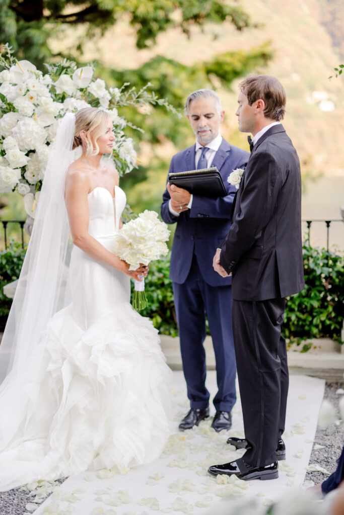 Hochzeitslocation Relais Villa Vittoria am Comer See – Intime Hochzeit in einer historischen Villa 18 Braut und Bräutigam stehen bei einer Trauung im Relais Villa Vittoria vor dem Standesbeamten.