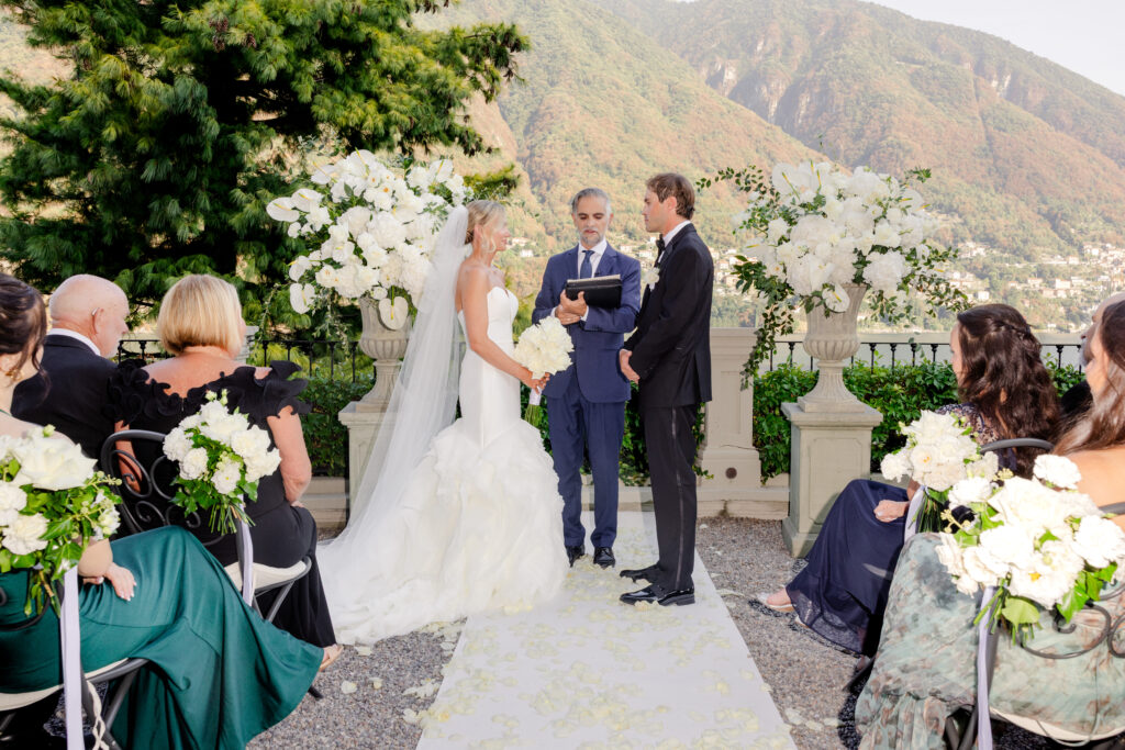 Hochzeitslocation Relais Villa Vittoria am Comer See – Intime Hochzeit in einer historischen Villa 10 Ein Brautpaar steht während einer Hochzeitszeremonie im Freien vor dem Altar im Relais Villa Vittoria.